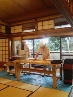 そば打ち中